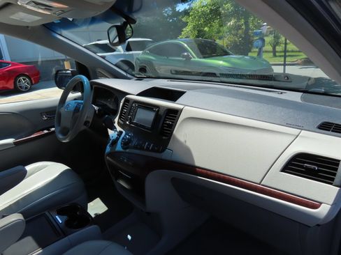 Used 2014 Toyota Sienna XLE FWD image 16