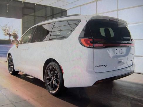 Used 2025 Chrysler Pacifica Limited FWD image 3