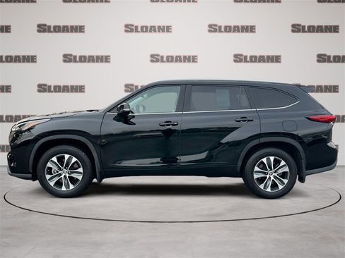 Used 2022 Toyota Highlander XLE image 2