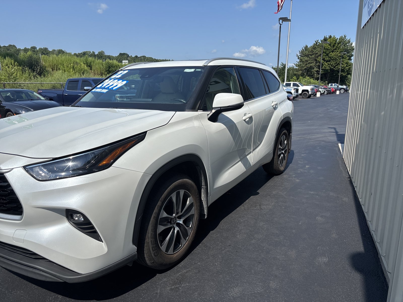 Used 2022 Toyota Highlander XLE AWD/4WD image 4