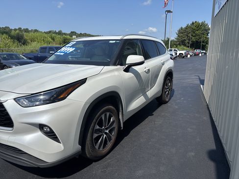 Used 2022 Toyota Highlander XLE AWD/4WD image 4