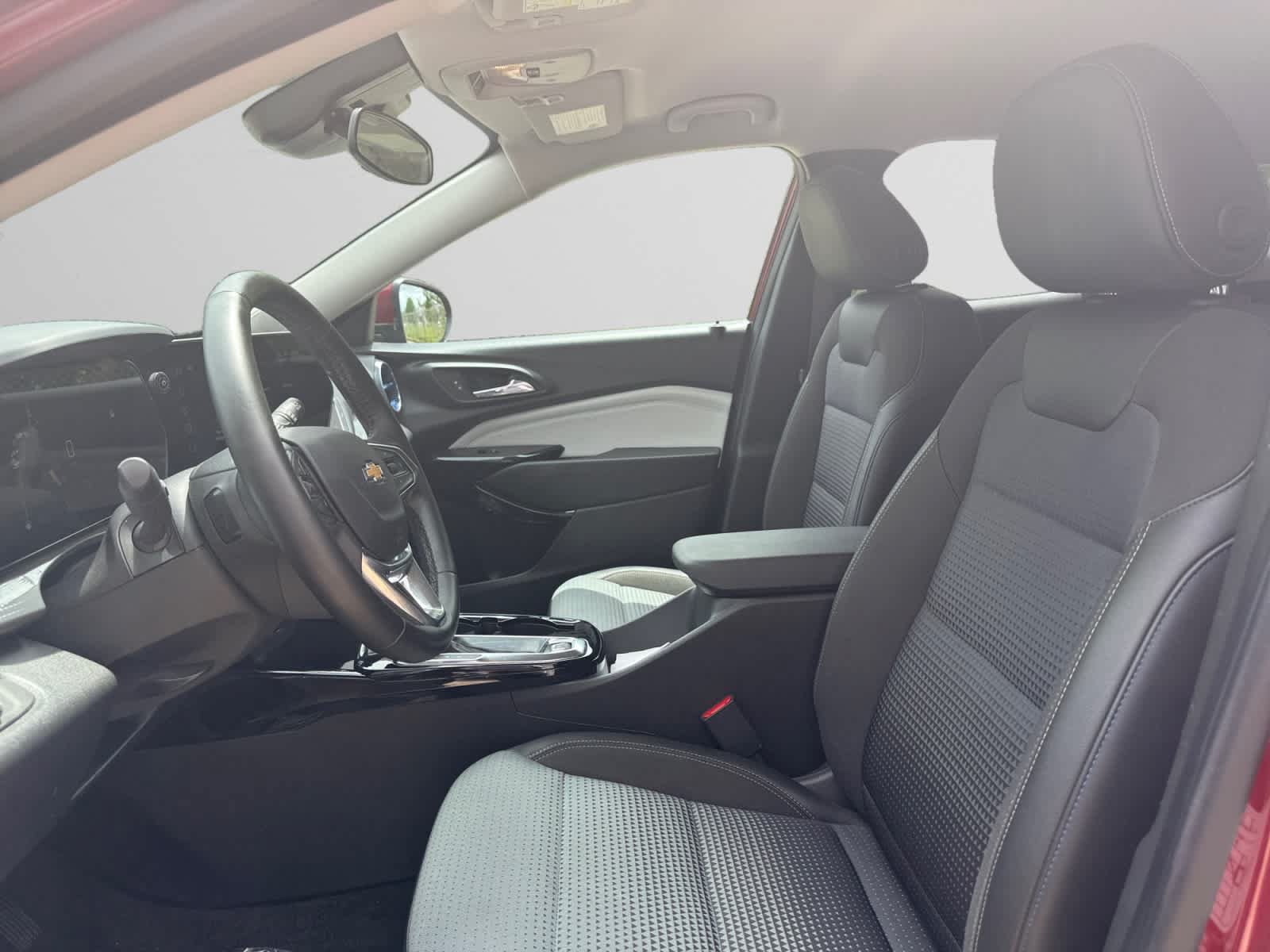Used 2025 Chevrolet Trax LT w/ LT Convenience Package FWD image 8