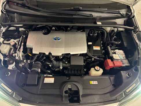 Used 2021 Toyota Prius XLE image 2