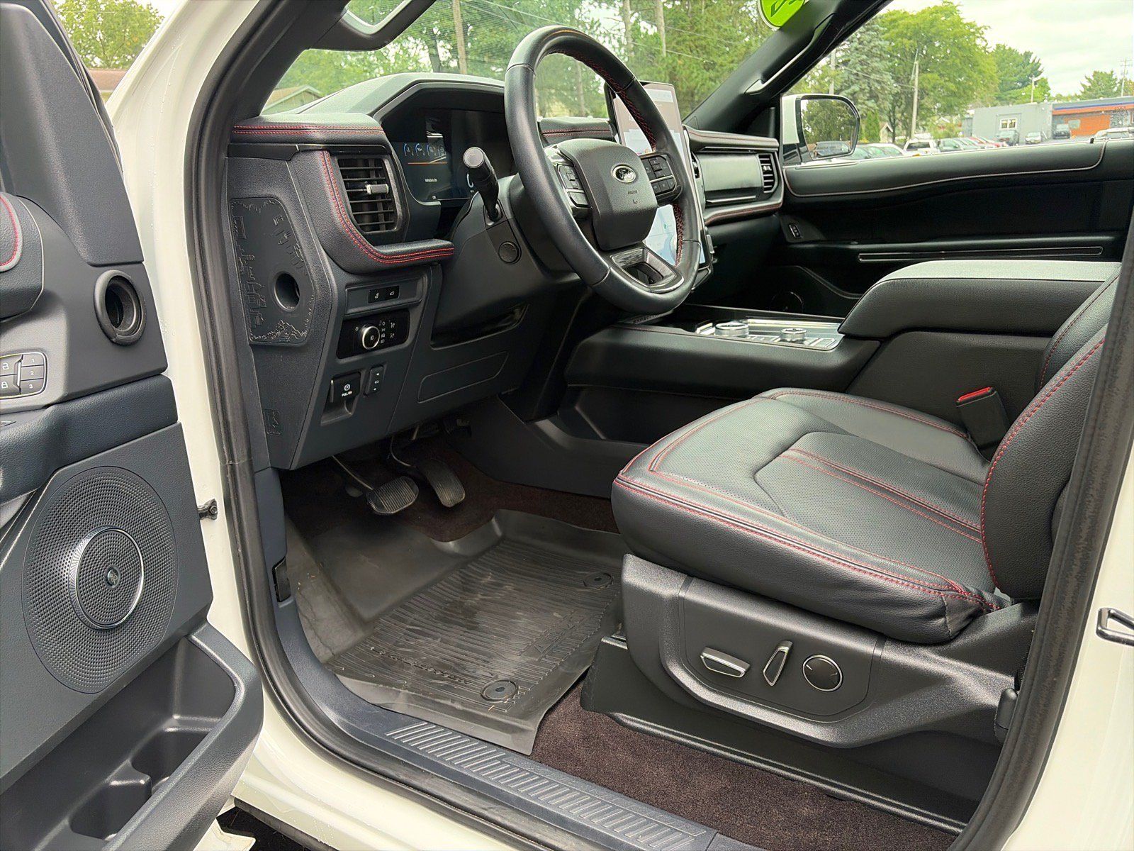 Used 2023 Ford Expedition Limited AWD/4WD image 9