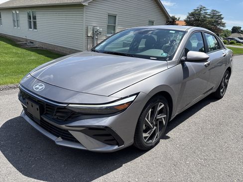 Used 2025 Hyundai Elantra SEL FWD image 8