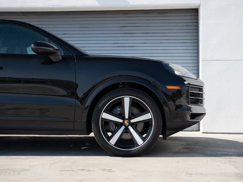Certified 2024 Porsche Cayenne Coupe AWD/4WD image 9
