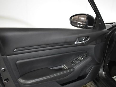 Used 2025 Nissan Altima 2.5 SV FWD image 7