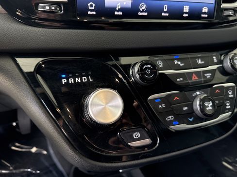 Used 2025 Chrysler Pacifica Select FWD image 15