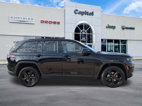 Used 2023 Jeep Grand Cherokee Altitude AWD/4WD image 2