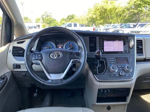 Used 2019 Toyota Sienna XLE FWD image 14