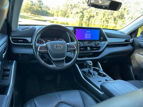 Used 2023 Toyota Highlander XLE image 12