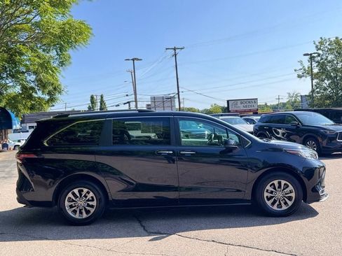 Used 2023 Toyota Sienna XLE FWD image 7