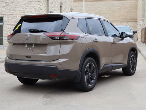 Used 2024 Nissan Rogue SV w/ SV Premium Package FWD image 3