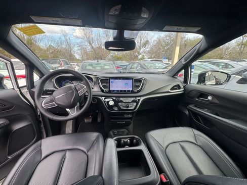 Used 2025 Chrysler Pacifica Select image 35