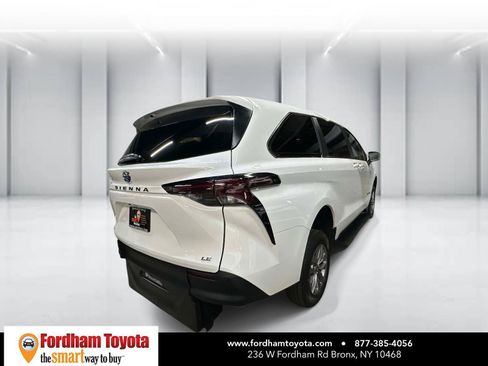 Used 2026 Toyota Sienna LE FWD image 4