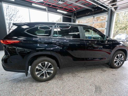 Used 2023 Toyota Highlander XLE image 4