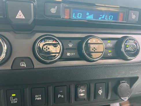 Used 2017 Toyota Tacoma TRD Sport AWD/4WD image 23