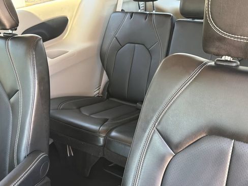 Used 2024 Chrysler Pacifica Touring-L FWD image 19