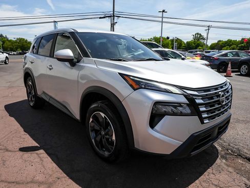 Used 2024 Nissan Rogue SV AWD/4WD image 3