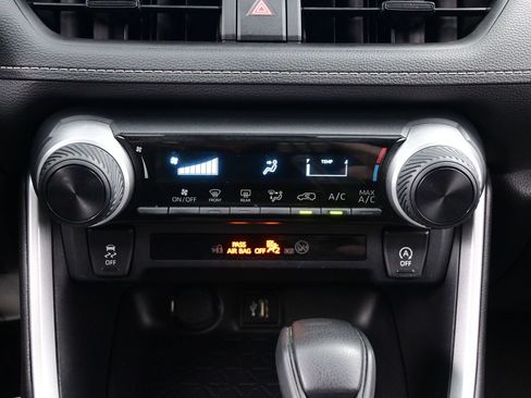 Used 2024 Toyota RAV4 LE AWD/4WD image 19