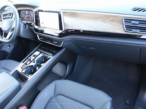 Certified 2024 Volkswagen Atlas SE image 28