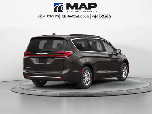 Used 2021 Chrysler Pacifica Touring-L FWD image 2