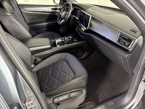 Used 2024 Volkswagen Atlas Cross Sport SE FWD image 17