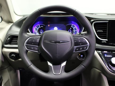 Used 2023 Chrysler Pacifica Limited FWD image 23