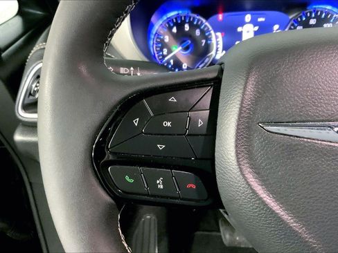 Used 2024 Chrysler Pacifica Limited w/ Uconnect Theater Family Group image 18