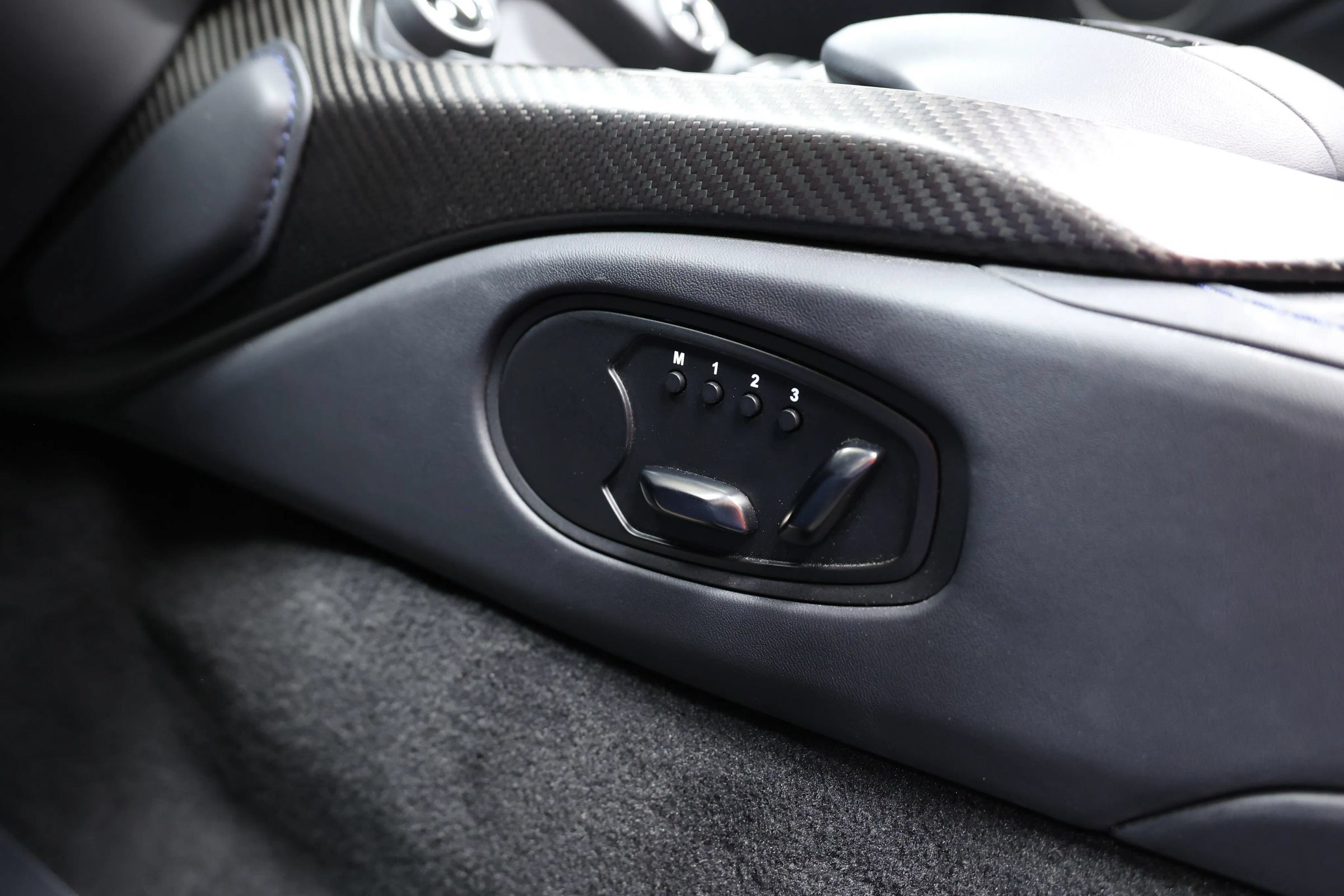 Used 2023 Aston Martin V8 Vantage Roadster RWD image 45