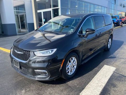 Used 2023 Chrysler Pacifica Touring-L image 4