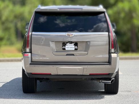 Used 2017 Cadillac Escalade Luxury RWD image 6