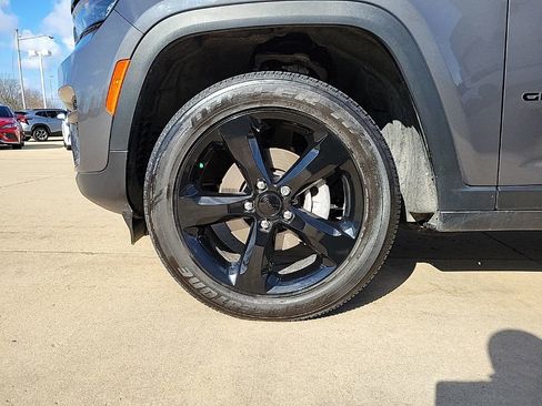 Used 2025 Jeep Grand Cherokee Altitude AWD/4WD image 17