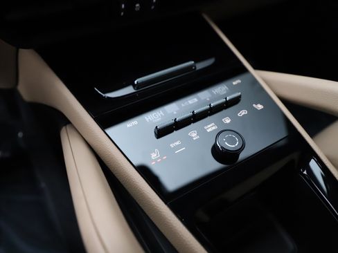 Used 2025 Porsche Cayenne Base image 27