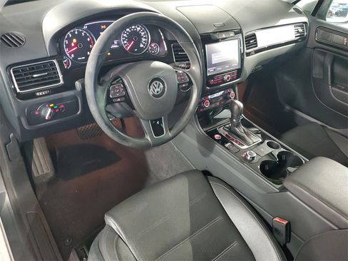 Used 2014 Volkswagen Touareg Sport image 14