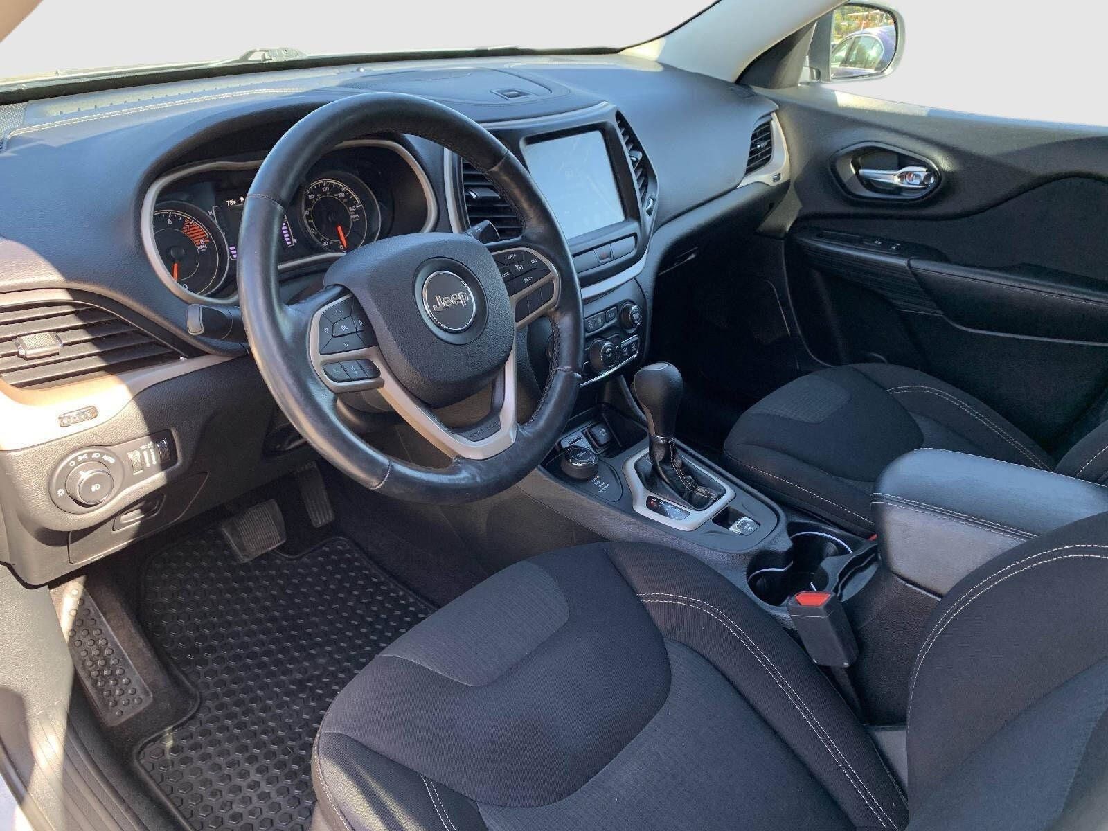 Used 2017 Jeep Cherokee Latitude w/ Cold Weather Group AWD/4WD image 27