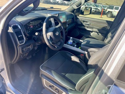 Used 2025 RAM 1500 Laramie AWD/4WD image 10