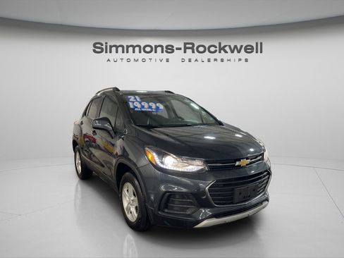 Used 2021 Chevrolet Trax LT w/ LT Convenience Package image 3