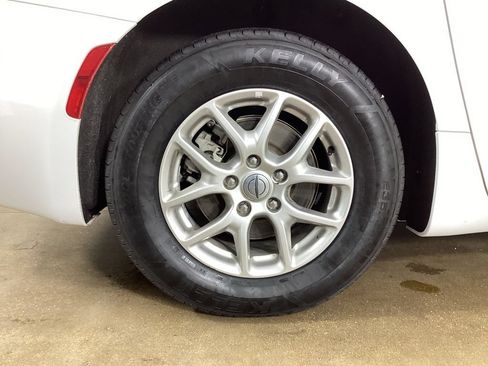 Used 2024 Chrysler Pacifica Touring-L FWD image 40