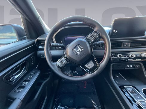 Used 2025 Honda Pilot Black Edition image 13