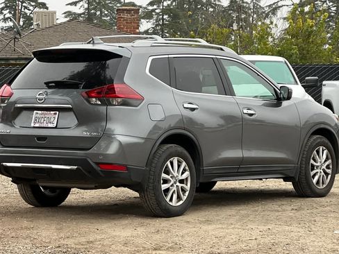 Used 2020 Nissan Rogue SV image 3