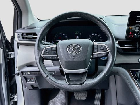 Used 2024 Toyota Sienna XLE FWD image 14