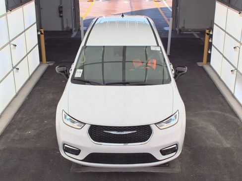 Used 2024 Chrysler Pacifica Touring-L image 2