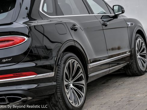 Used 2023 Bentley Bentayga Plug-In Hybrid image 13