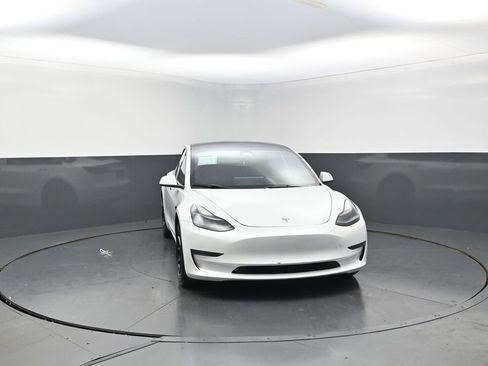 Used 2023 Tesla Model 3 Standard Range image 4