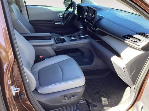 Certified 2022 Toyota Sienna XLE image 15