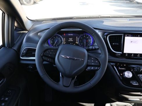 New 2026 Chrysler Pacifica Select image 13