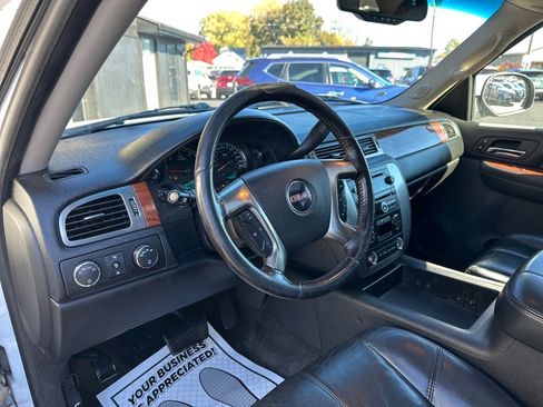 Used 2007 GMC Yukon XL SLT w/ SLT Preferred Equipment Group image 14