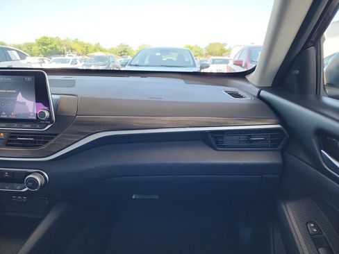 Used 2025 Nissan Altima 2.5 SV FWD image 32