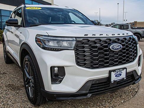 Used 2025 Ford Explorer ST-Line w/ Premium Package image 7